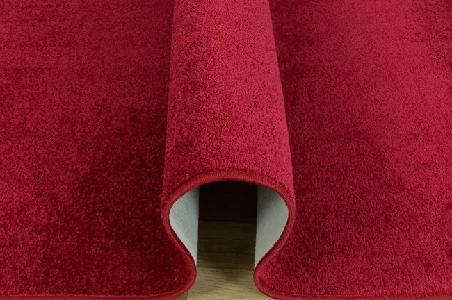 Metrážny koberec Dynasty 58 bordový