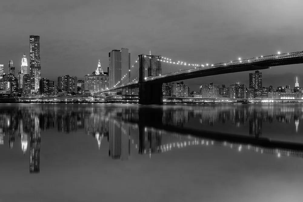 Samolepiaca fototapeta čiernobiely most vo večernom Manhattane
