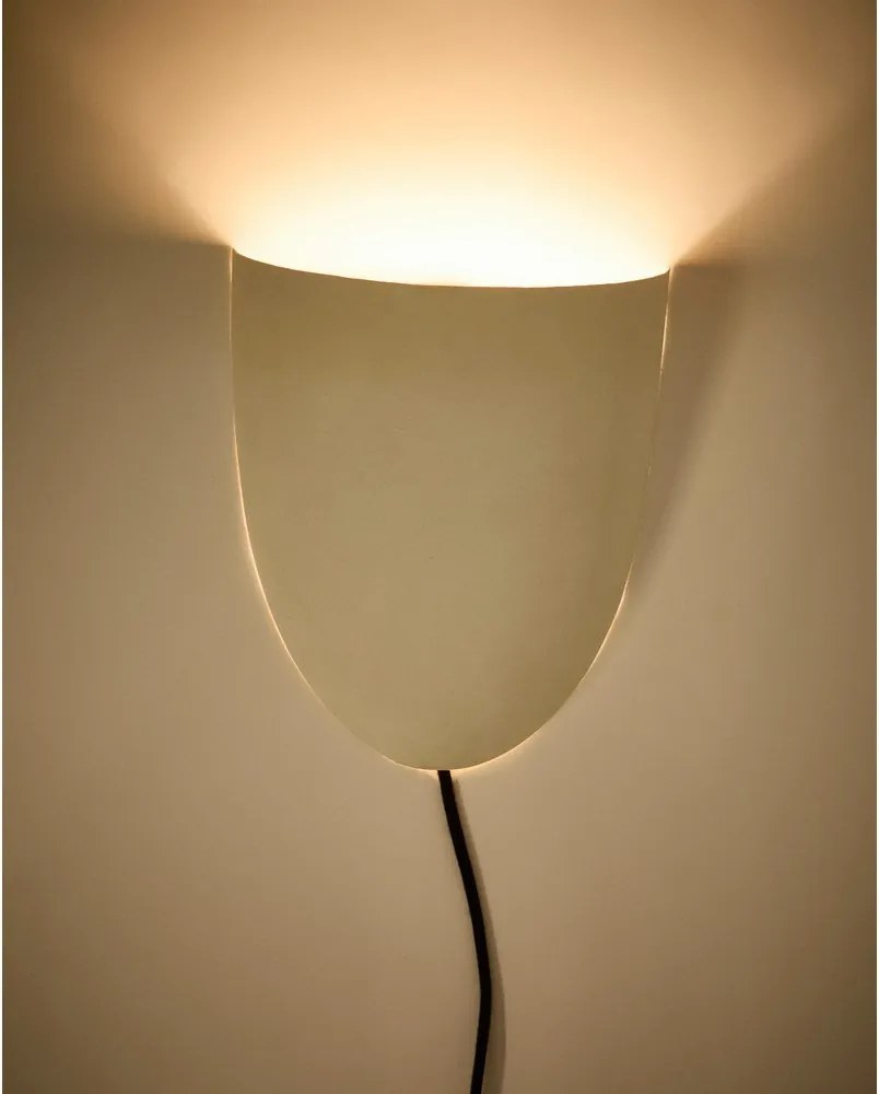 Biele nástenné svietidlo do zásuvky Nibla – Kave Home