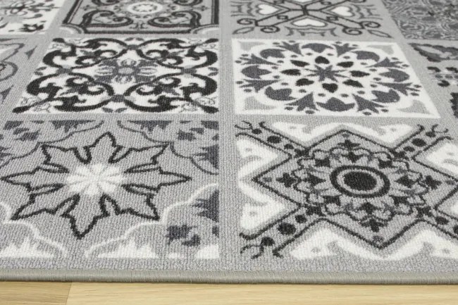 Protišmykový koberec / behúň Patchwork sivý