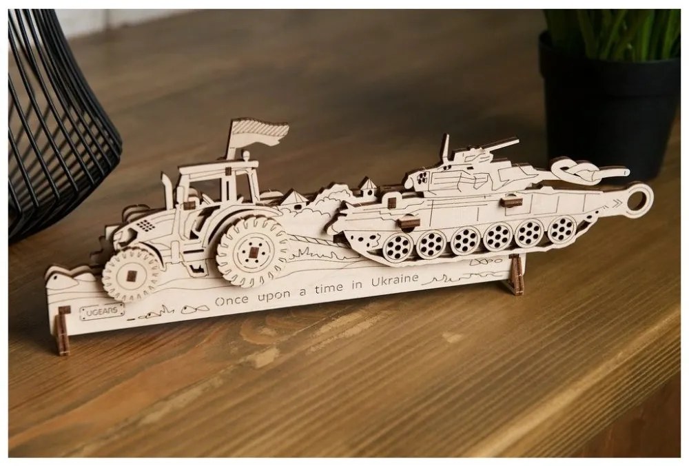 Ugears 3D drevené mechanické puzzle Brave UA Tractor