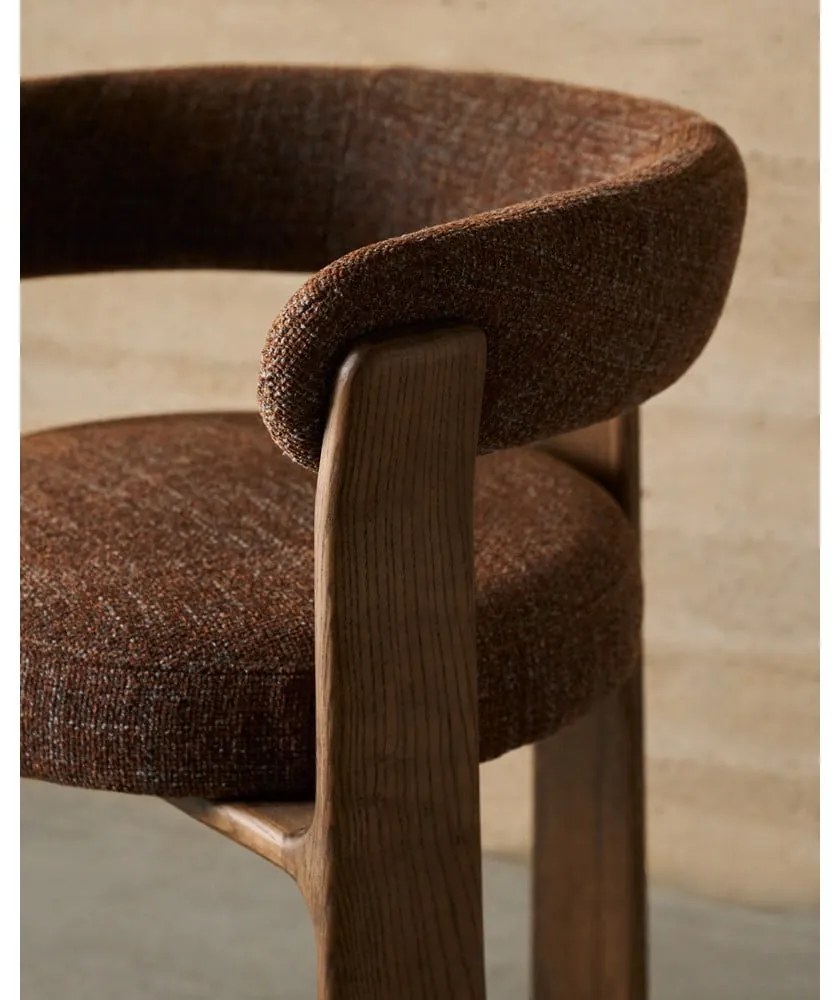 Hnedé jedálenské kreslo s podrúčkami z jaseňového dreva Granite – Kave Home