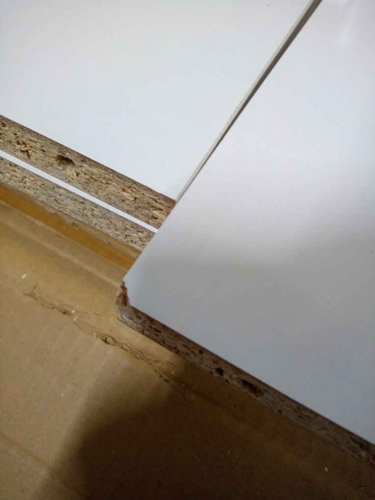 AKCIA TV stolík ALVIN 135 cm, biela/zlatá II. akosť