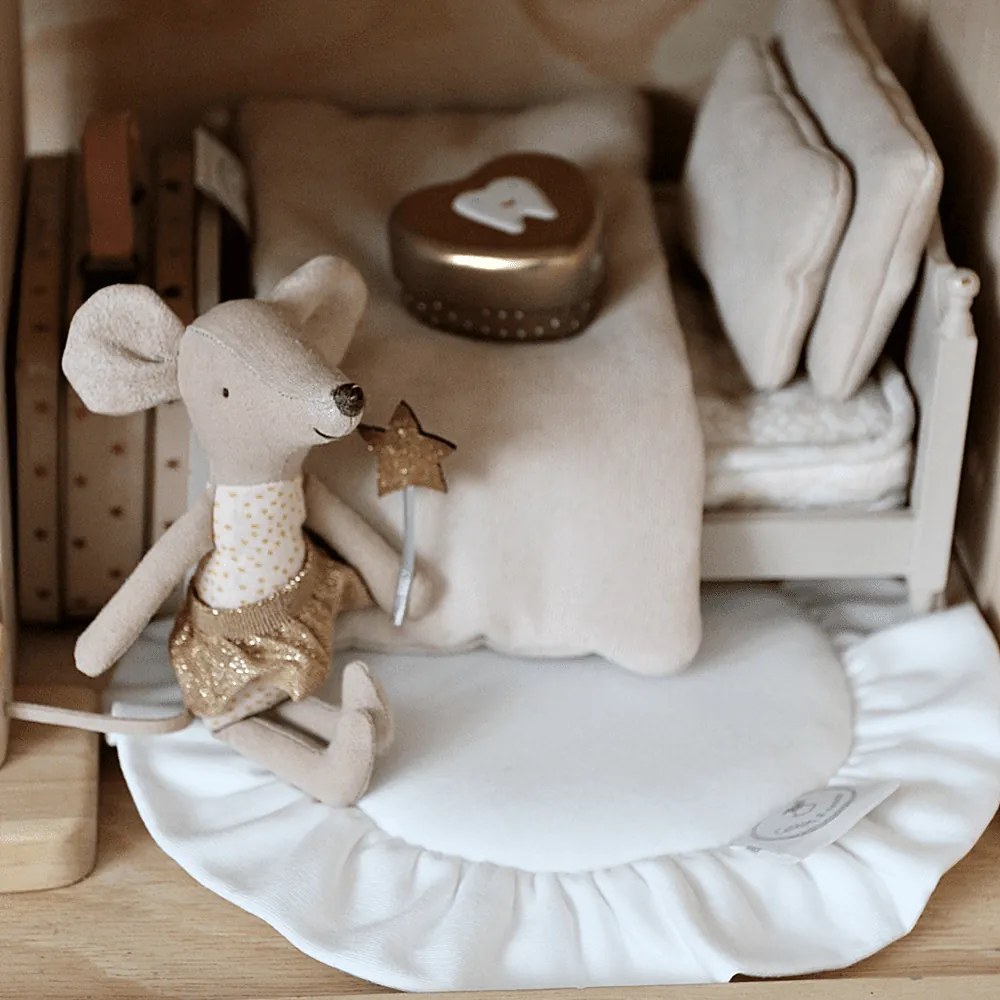 Mini podložka s volánom biela