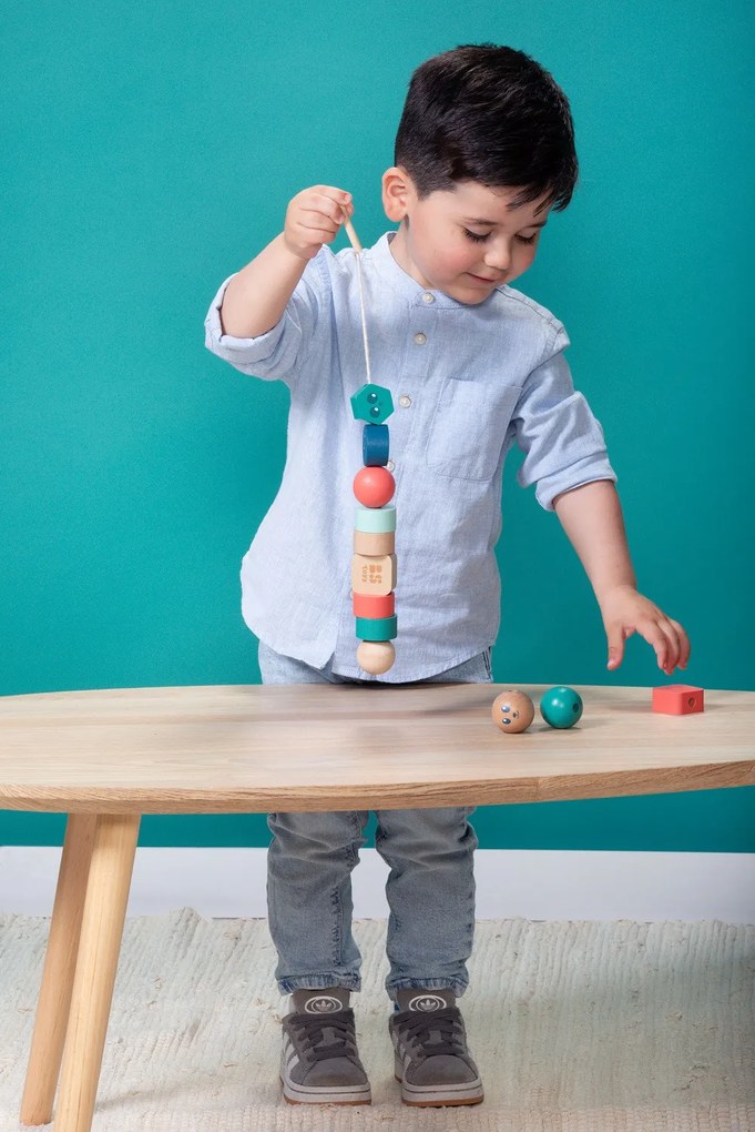 Prevliekanie korálikov – motorická hra