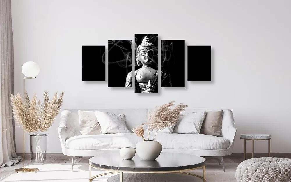 5-dielny obrazu Budha zahalený dymom v čiernobielom prevedení