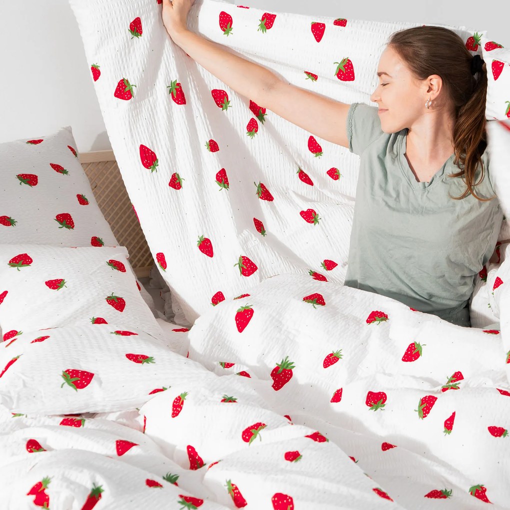 Goldea krepové posteľné obliečky - svieže jahody 150 x 200 a 50 x 60 cm