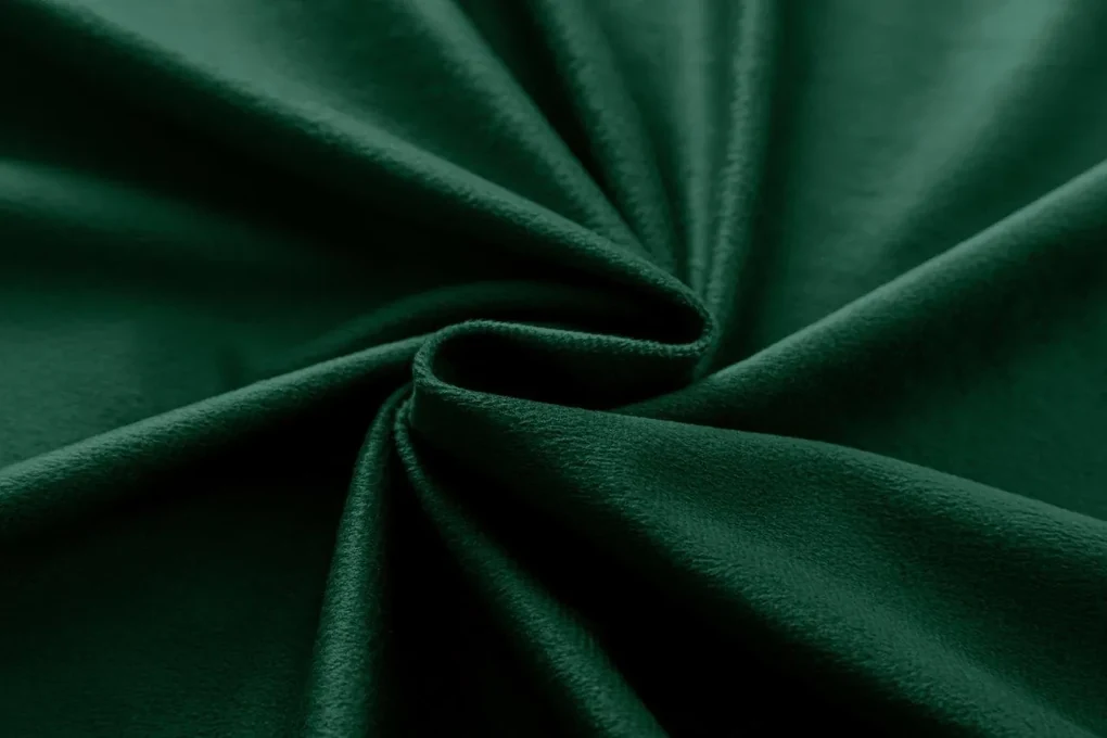 Tmavě zelený zatemňovací závěs VELVET 140x250 cm Zavesenie: Kovové krúžky