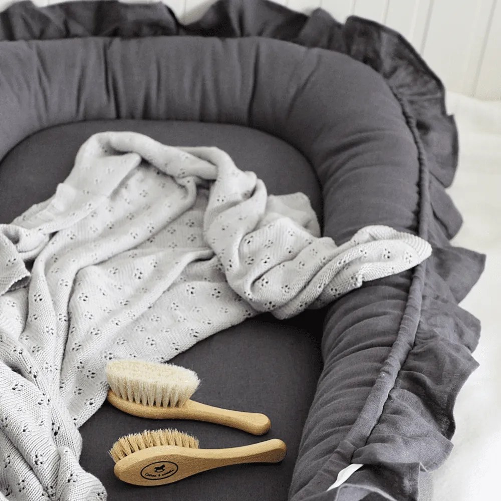 Ľanové hniezdo pre bábätko s volánom grafitová