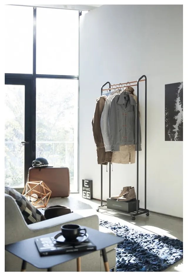 Čierny kovový pojazdný stojan na oblečenie Tower – YAMAZAKI