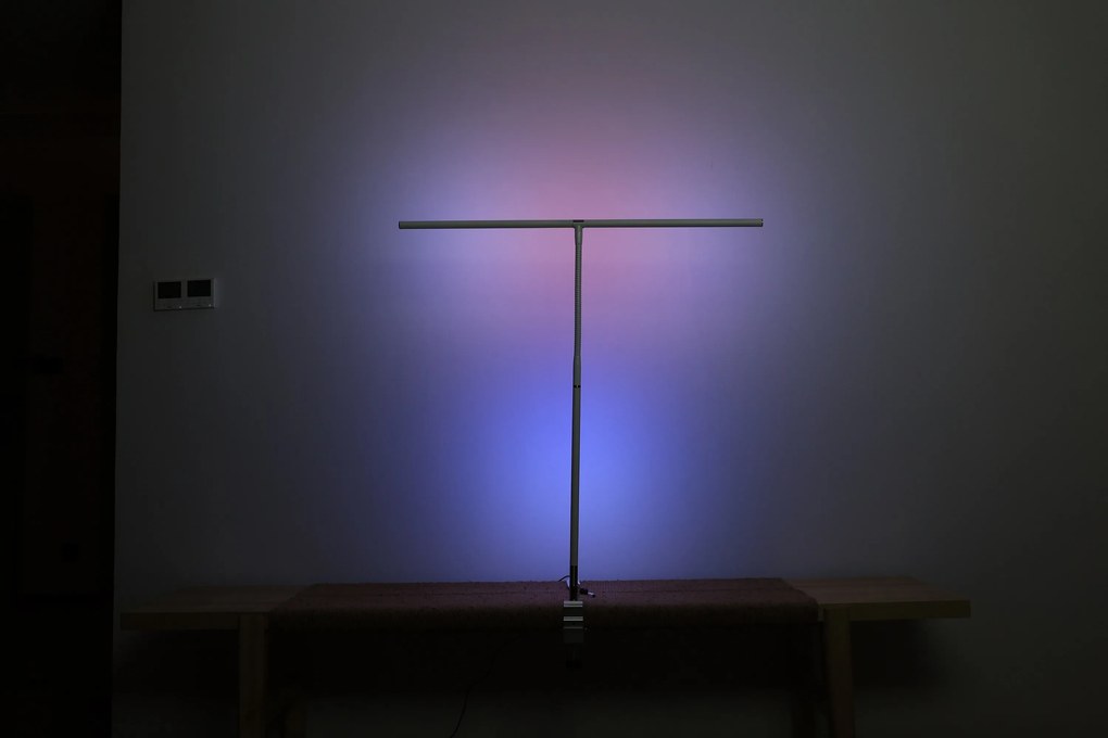 Stolná LED lampa NOX s RGBW efektmi, svorka, diaľkový ovládač