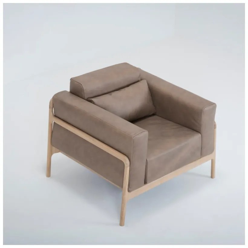 Svetlohnedé kreslo z byvolej kože konštrukciou z masívneho dubového dreva Gazzda Fawn