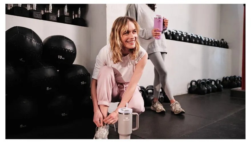 Svetlosivá termoska so slamkou z nehrdzavejúcej ocele 1,18 l Quencher H2.0 FlowState Tumbler Ash – Stanley