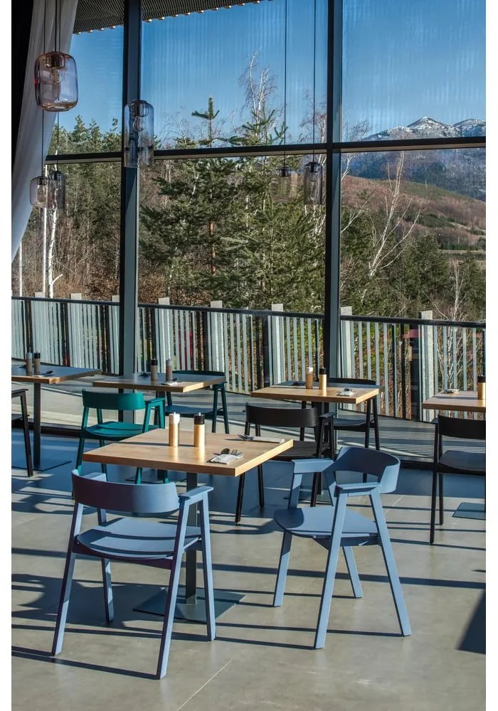 Modrá jedálenská stolička s podrúčkami z dubového dreva Flip – Gazzda