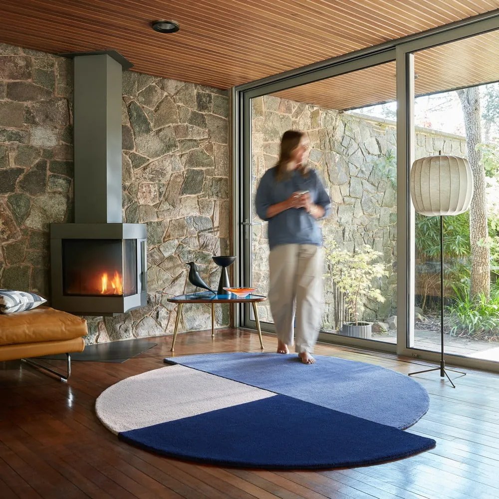 Modrý ručne tkaný vlnený okrúhly koberec ø 150 cm Mia Segment – Flair Rugs