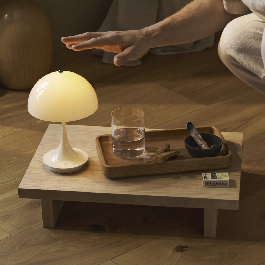 Louis Poulsen Prenosná lampa Panthella 160 V3 Opal Beige