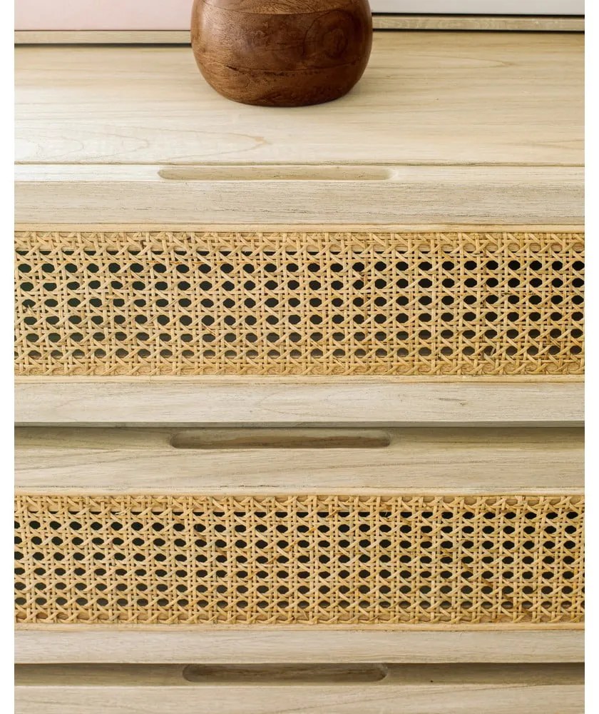 Komoda so 4 zásuvkami z dreva Mindi Kave Home Rexit