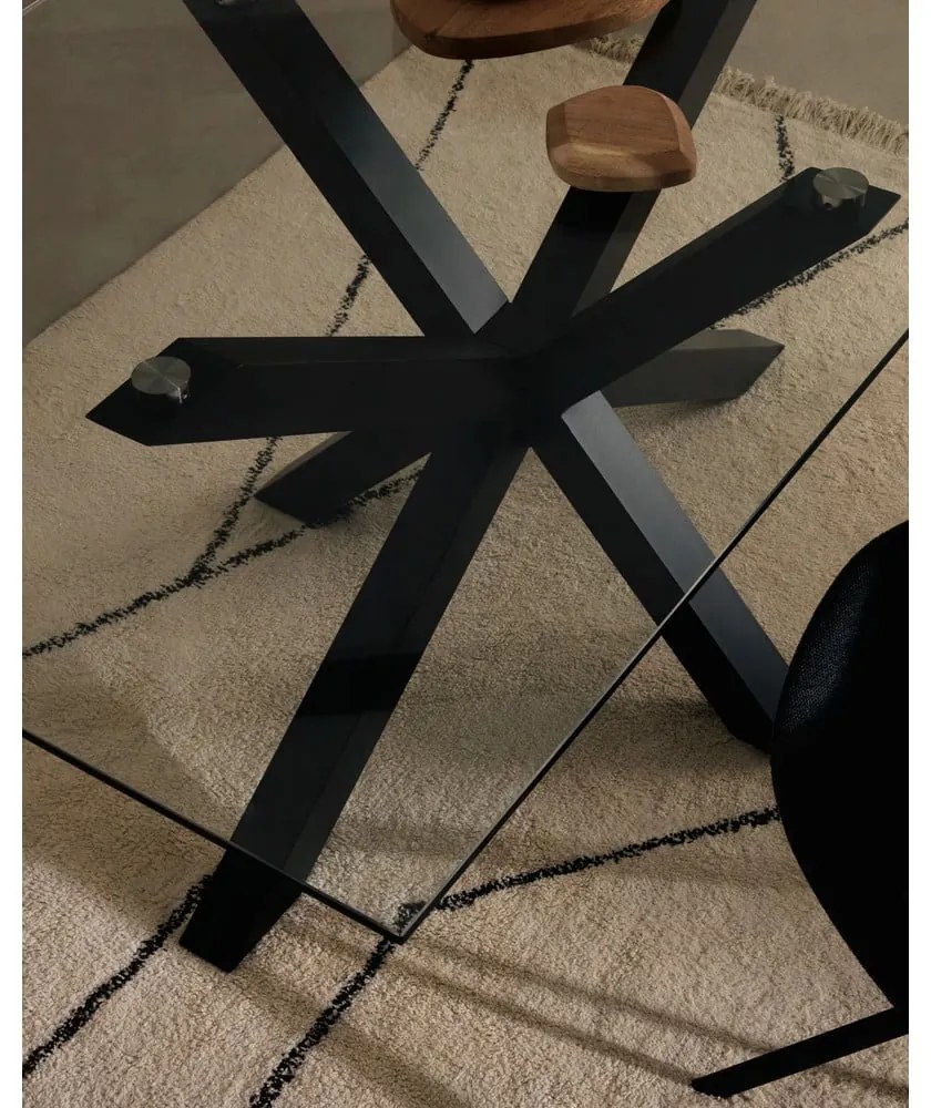 Jedálenský stôl so sklenenou doskou Kave Home s čiernym podnožím, 160 x 90 cm