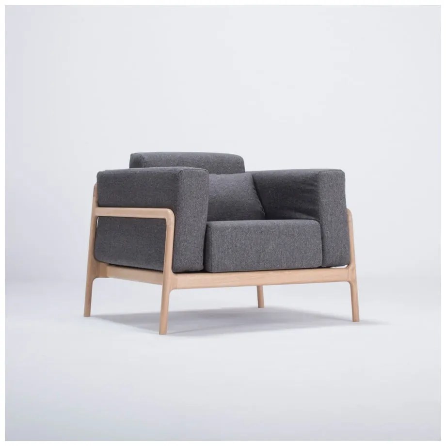 Kreslo s konštrukciou z dubového dreva s tmavosivým textilným sedadlom Gazzda Fawn