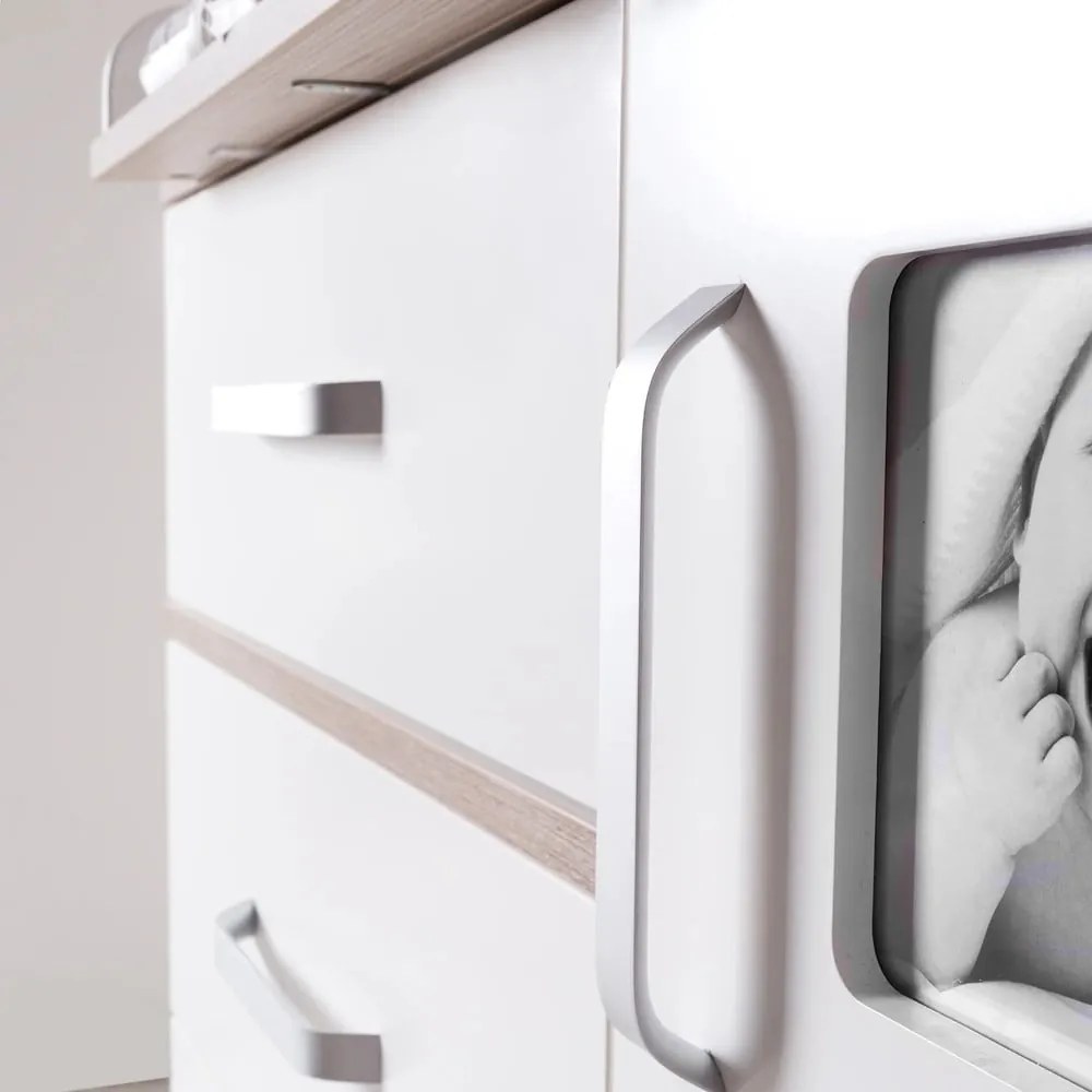 Biela nízka detská komoda v dekore brestu s prebaľovacím pultom 117x102 cm Moritz – Roba