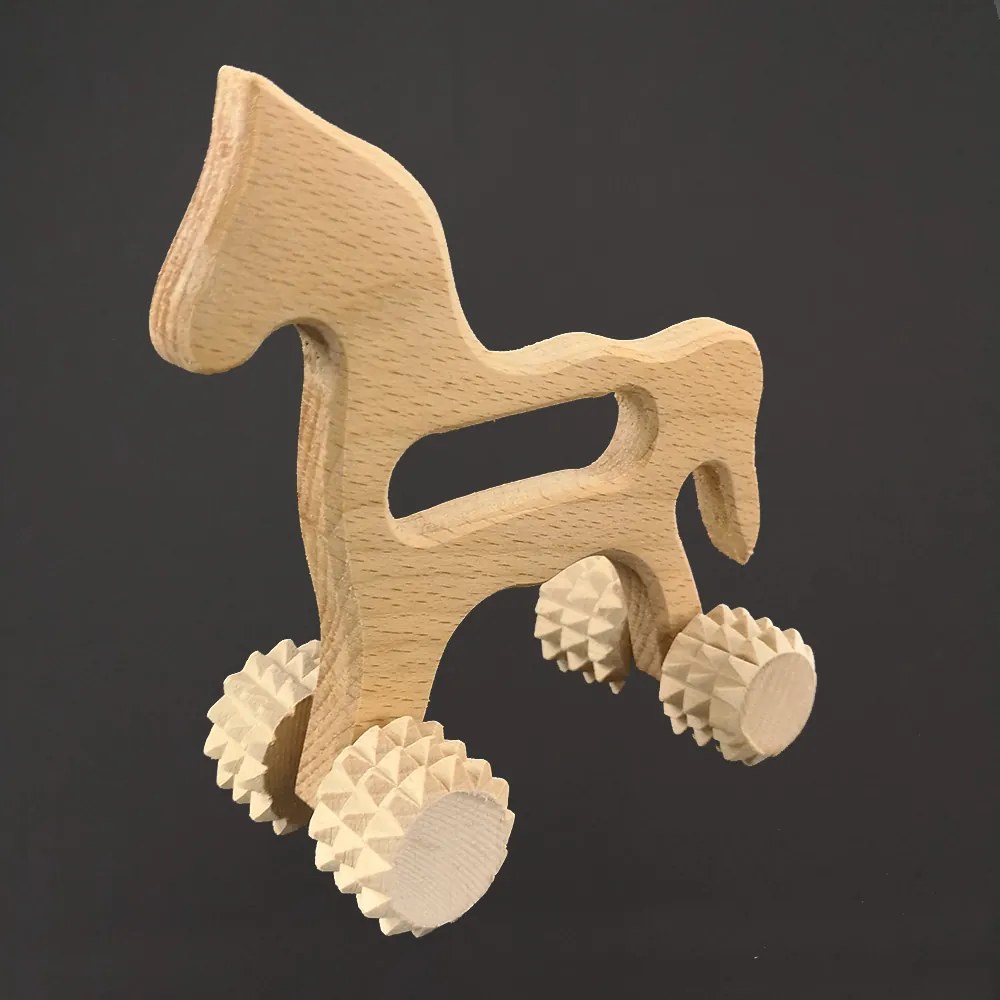 AMADEA Drevená masážna pomôcka koník, masívne drevo, 15 cm