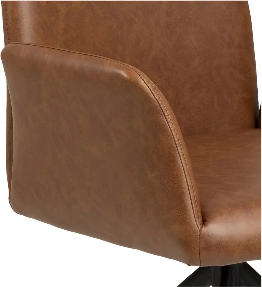 Koňakovohnedé čalúnené jedálenské kreslo s podrúčkami Naya – Actona