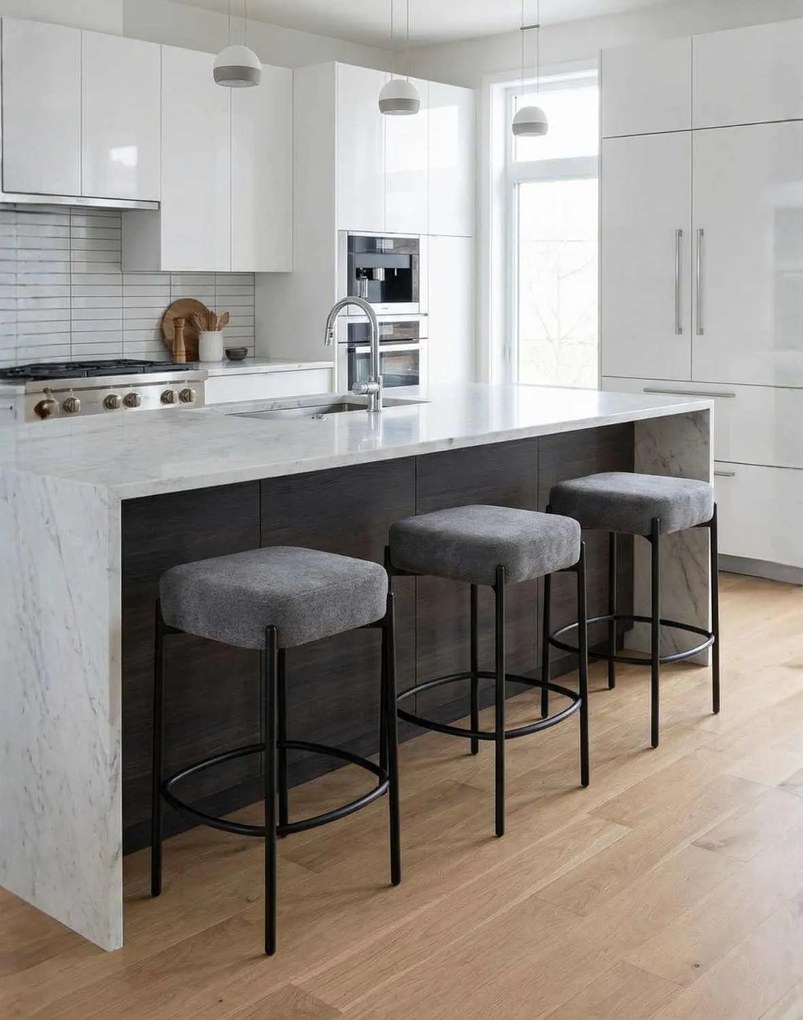 Štvorcová barová stolička s opierkou na nohy Dolly, sivá