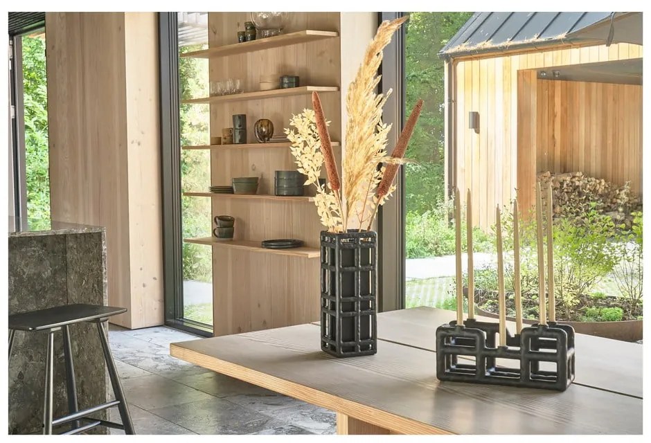 Čierna ručne vyrobená váza z polyresínu (výška 30 cm) Lyst – Villa Collection