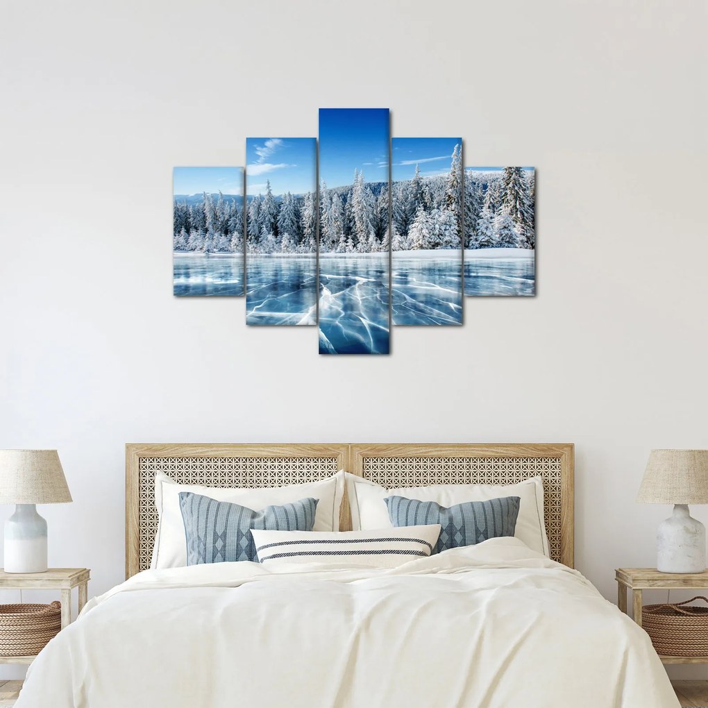 Obraz zamrznutého jazera a zasnežených stromov (150x105 cm)