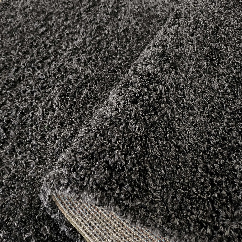 DY Antracitový jednofarebný shaggy koberec Santo Rozmer: 200x290 cm
