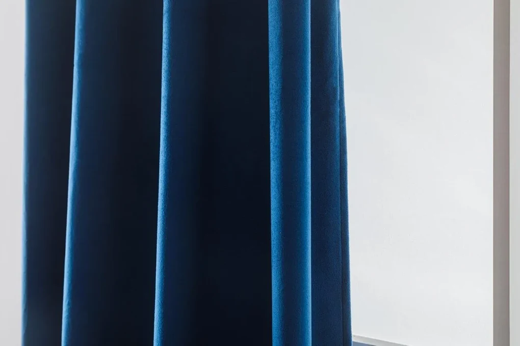 Kráľovsky modrý zatemňovací záves VELVET 140x270 cm Zavesenie: Riasiaca páska
