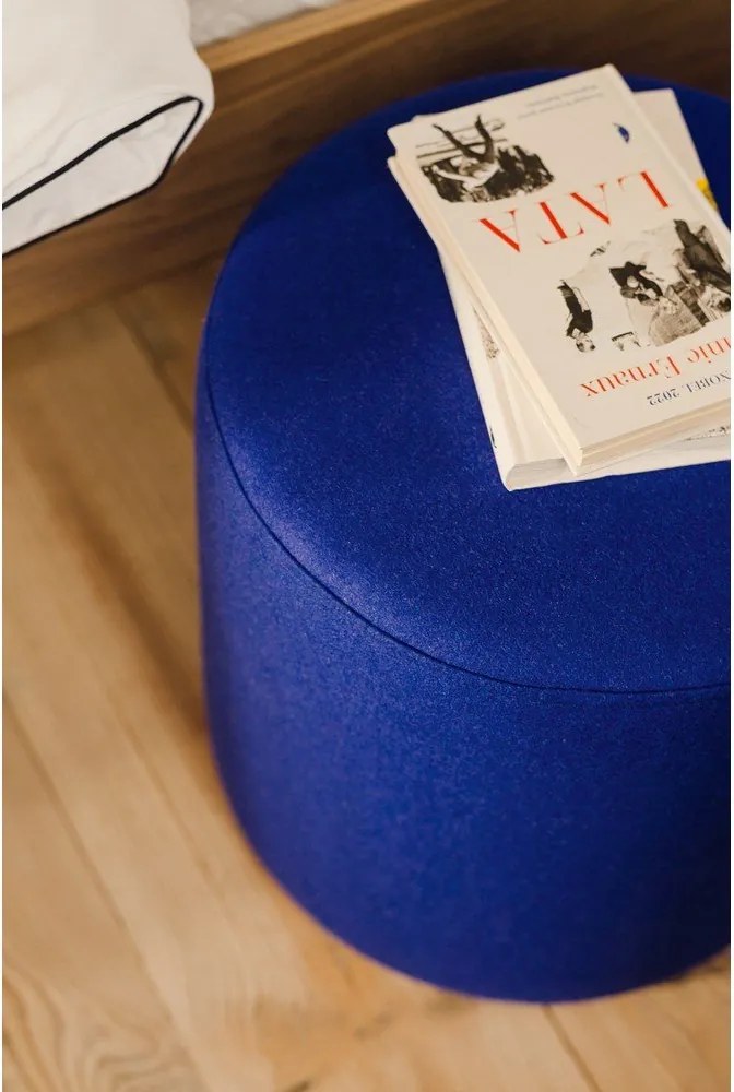 Modrý vlnený taburet Folk – noo.ma