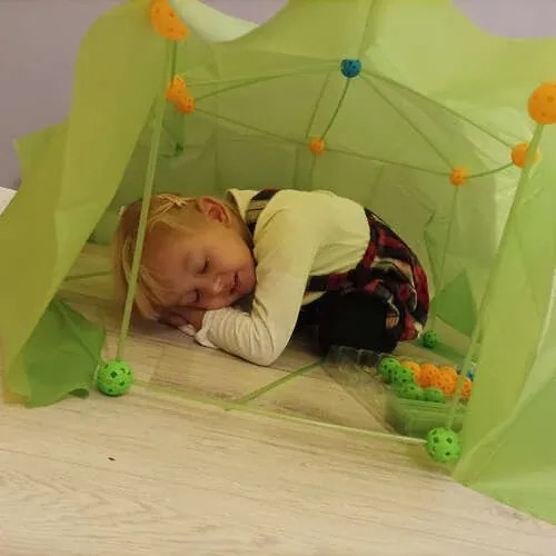 KRUZZEL Slamková stavebnica detskej pevnosti Funstruction - svietiaca - 64+36 ks