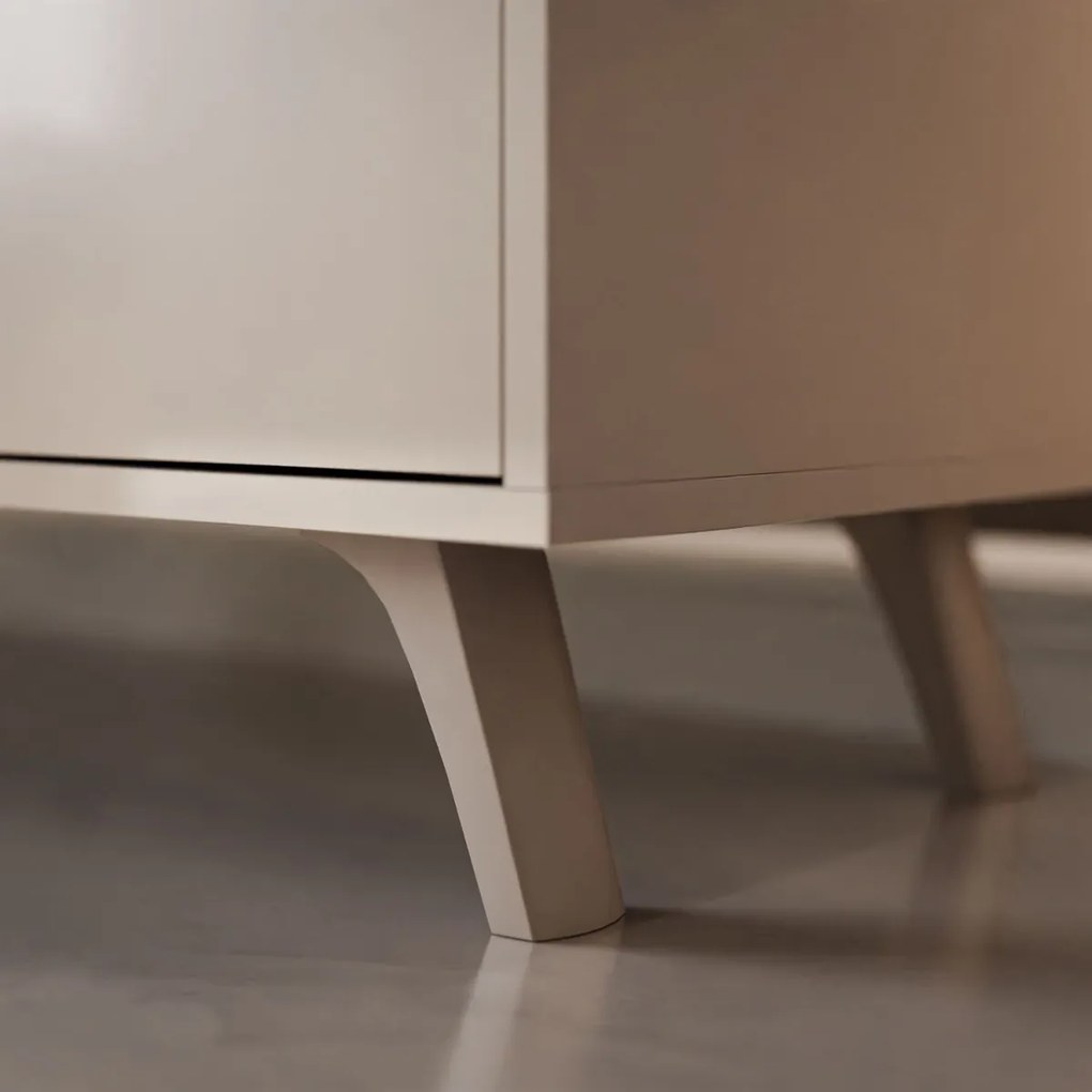 KOMODA ALWIN KAŠMÍR VYSOKÝ LESK 154 cm PVC NOŽIČKY 12 cm