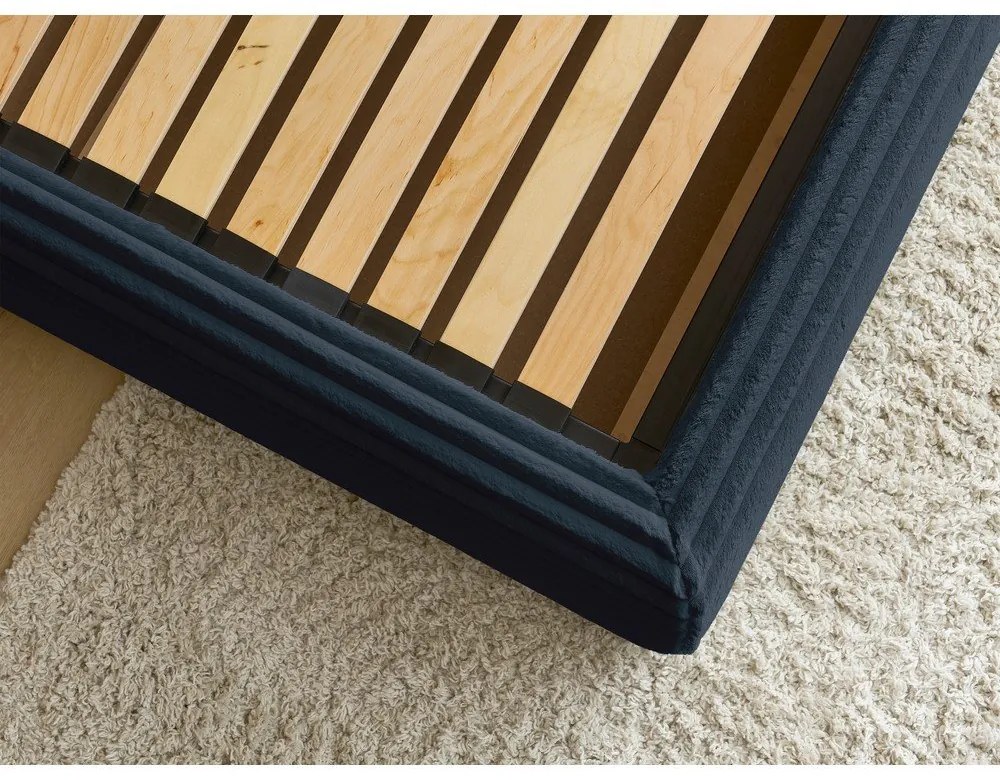 Tmavomodrá čalúnená dvojlôžková posteľ s úložným priestorom a roštom 160x200 cm Jade – Bobochic Paris