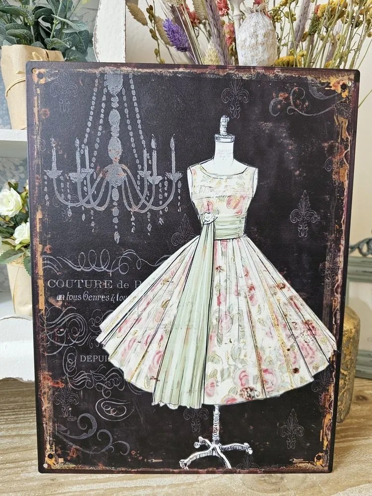 Čierna antik nástenná kovová ceduľa s figurínou v šatách - 25*33 cm