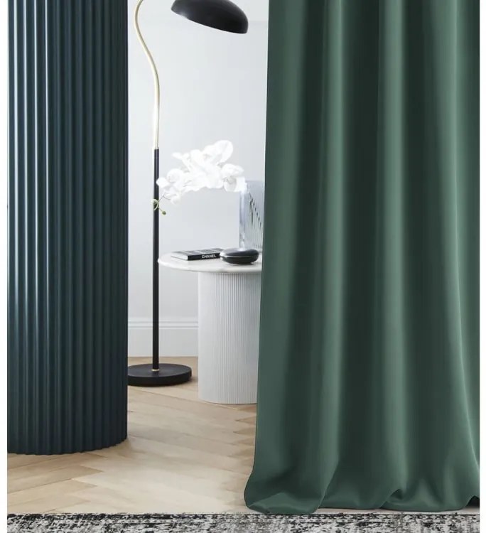 Elegantný tmavo zelený zatemňujúci záves na riasiacu pásku 140 x 280 cm