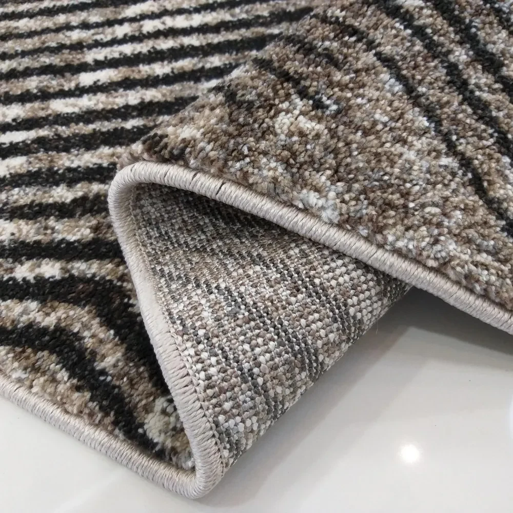 Moderný koberec so zaujímavým geometrickým vzorom opakujúcich sa diagonálnych čiar Šírka: 60 cm | Dĺžka: 100 cm