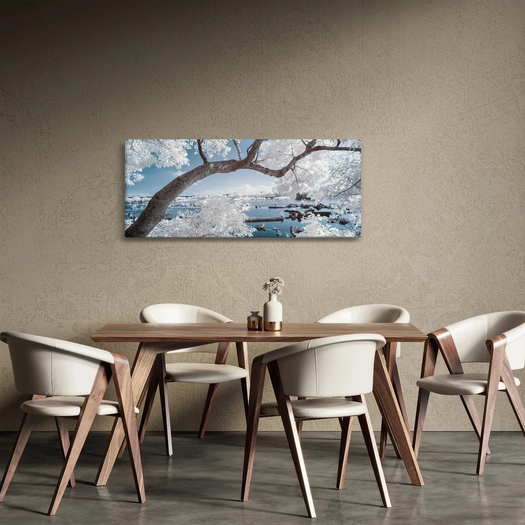 Obraz zasneženého stromu pri vode (120x50 cm)