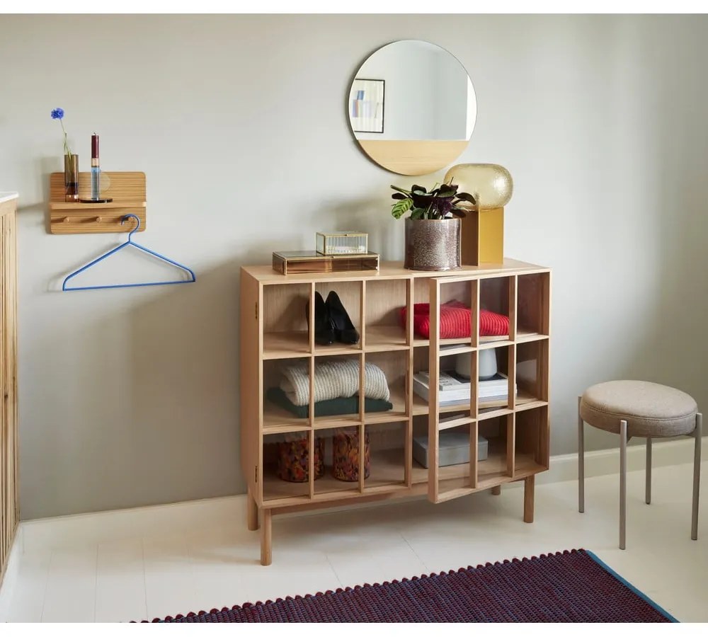 Nástenný vešiak v dekore duba v prírodnej farbe s poličkou Space – Hübsch