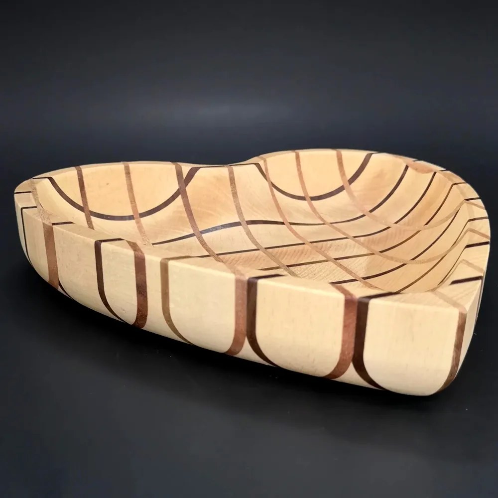 AMADEA Drevená miska s mozaikou v tvare srdca, masívne drevo, 3 druhy drevín, 25x25x4,5 cm