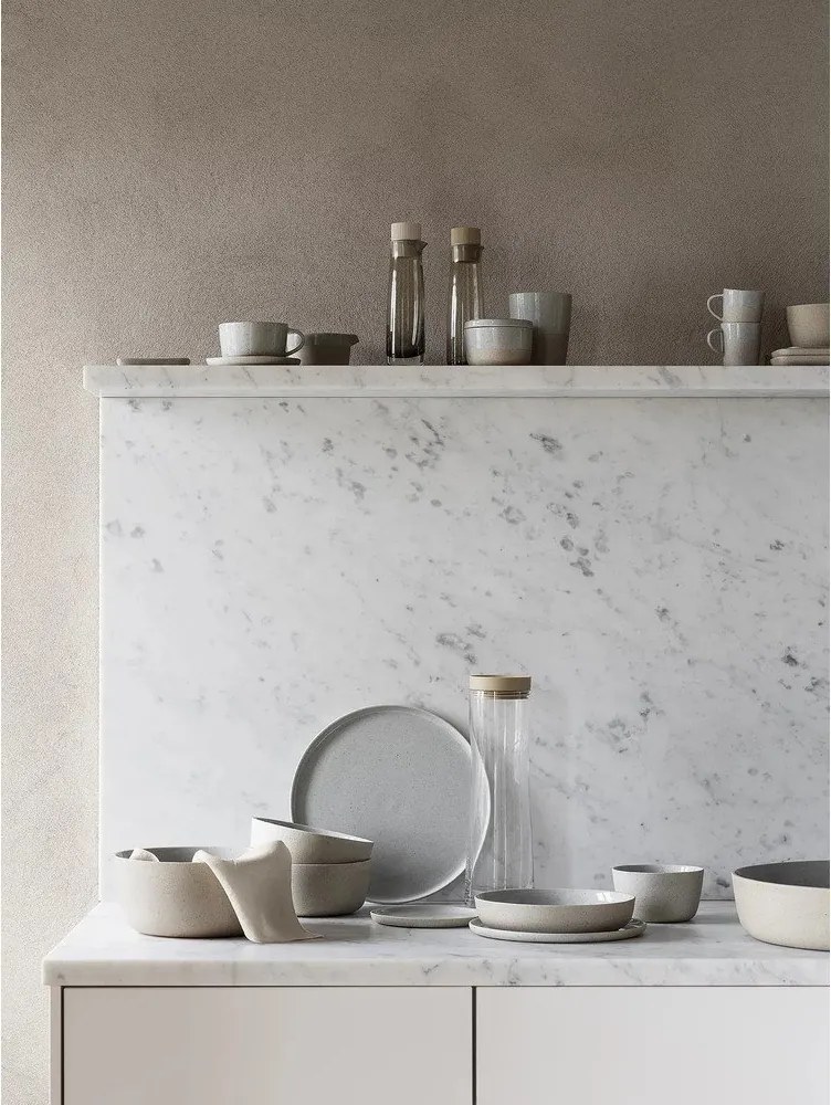 Svetlosivý servírovací keramický tanier Sablo L – Blomus