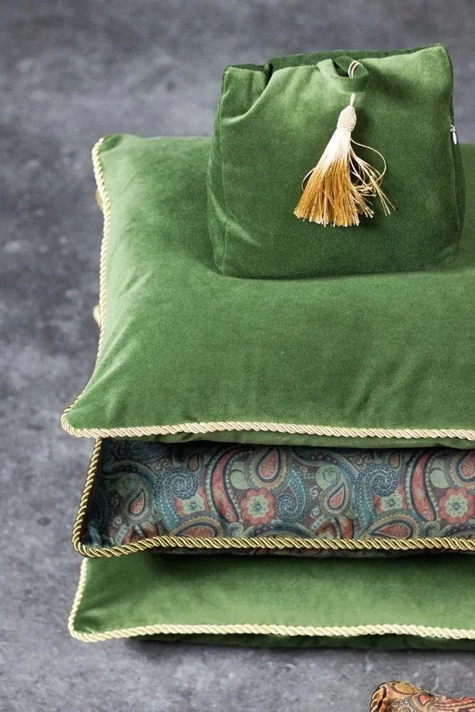 Zelený zamatový vankúš s pleteným lemom - 35 * 45 * 10cm