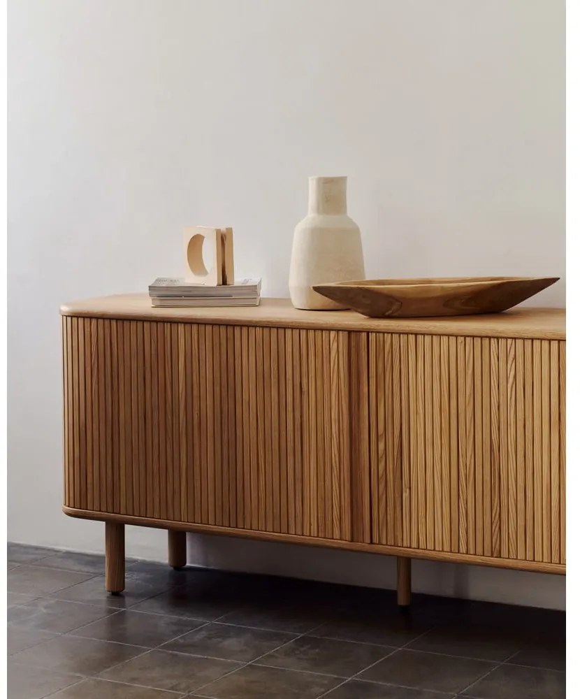 Komoda v dekore jaseňa s posuvnými dverami v prírodnej farbe 180x75,5x40 cm Mailen – Kave Home