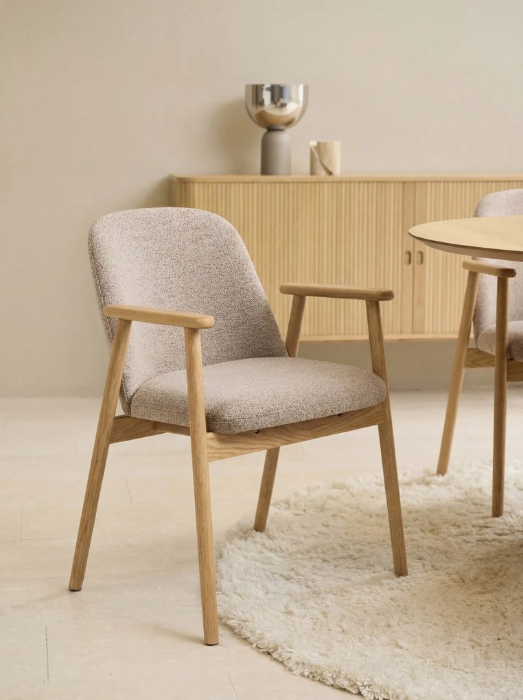 RODERIC Béžová Latte (látka Monza 60) / lakovaná dubová konštrukcia – DREVENÁ STOLIČKA BOUCLÉ RETRO