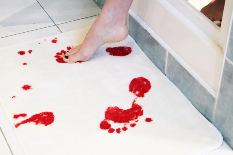Kúpeľňová predložka SPINNING HAT Blood Bath 70x50cm