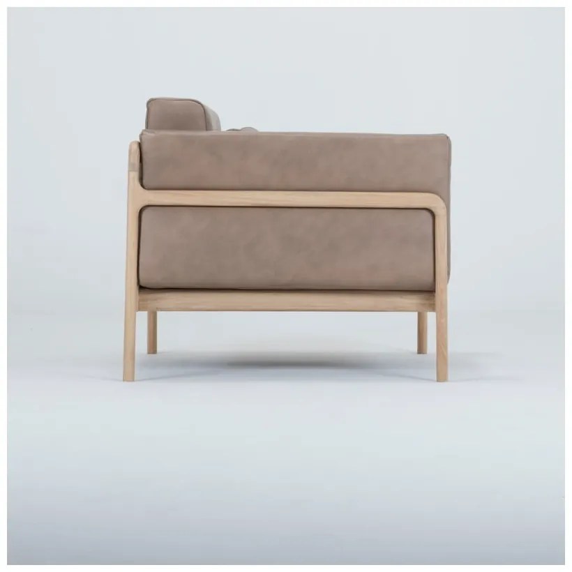 Svetlohnedé kreslo z byvolej kože konštrukciou z masívneho dubového dreva Gazzda Fawn