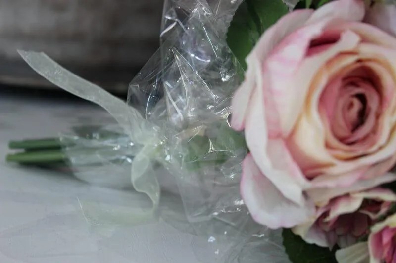 Ružová kytička z ruží a heleborusu