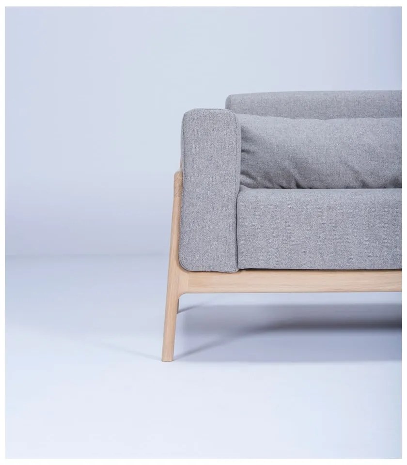 Sivá pohovka s konštrukciou z masívneho dubového dreva Gazzda Fawn, 210 cm