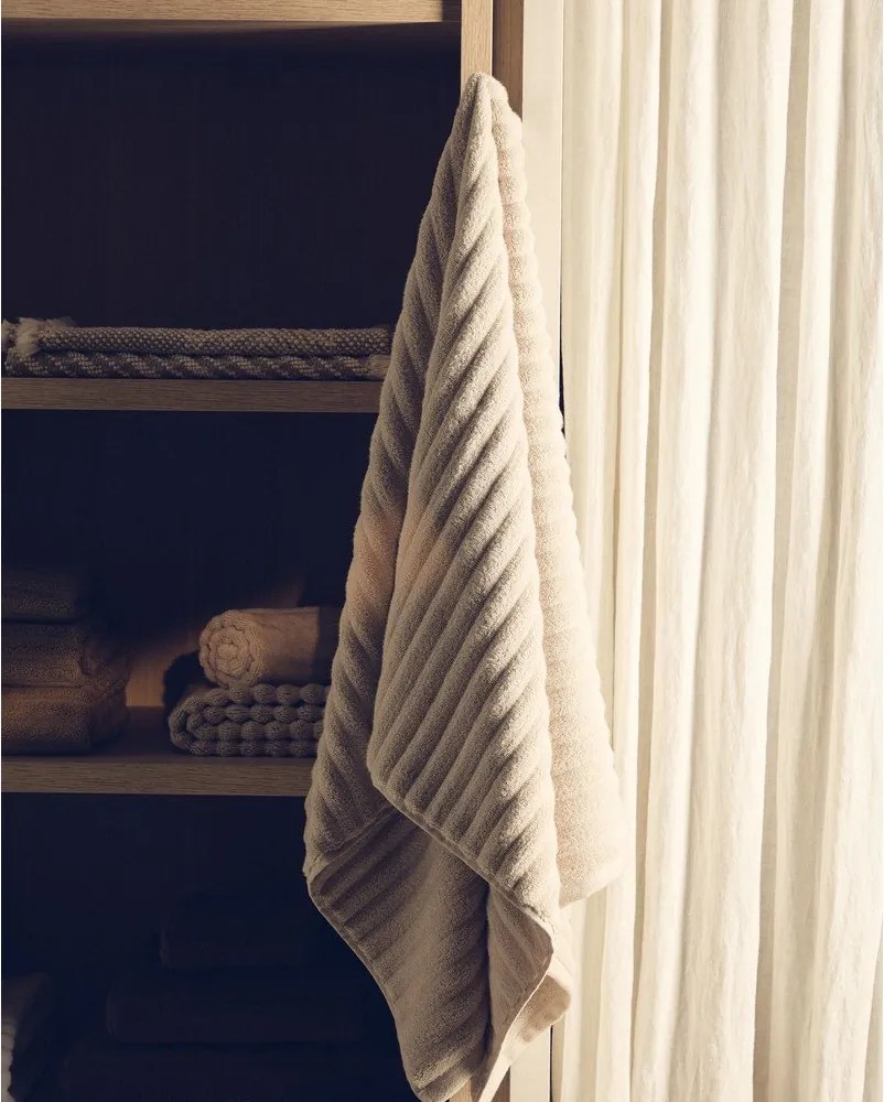 Béžová froté bavlnená osuška 70x140 cm Navira – Kave Home